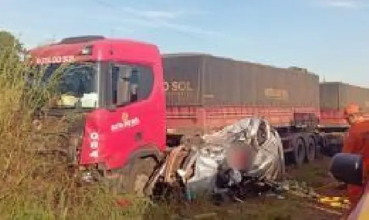 Acidente entre carreta e Onix deixa um morto.