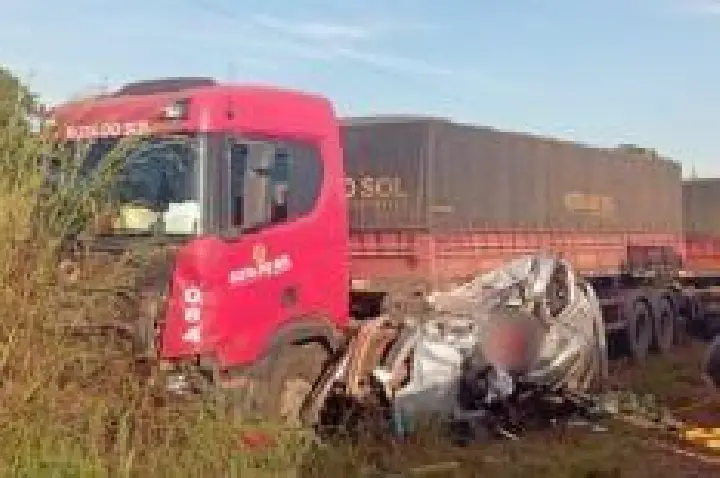 Acidente entre carreta e Onix deixa um morto.