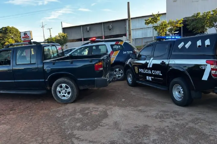 Adolescente de 14 anos é apreendido após furtar caminhonete e esconder veículo em mata.