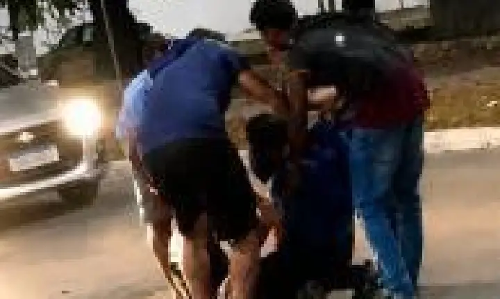 Adolescente é levada ao hospital após consumir bebida alcoólica em frente à escola.