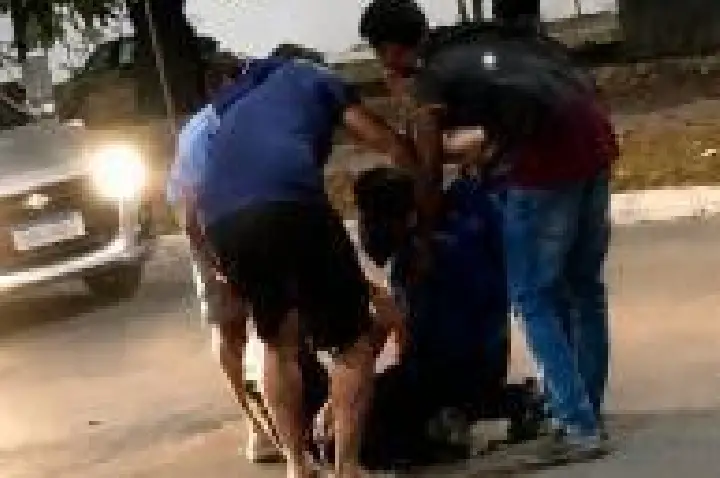 Adolescente é levada ao hospital após consumir bebida alcoólica em frente à escola.