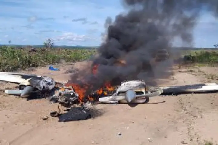 Avião cai e pega fogo em estrada, polícia não acha ocupantes.