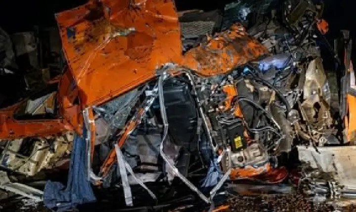 Batida entre caminhões deixa um morto em rodovia de MT.