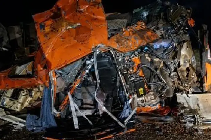 Batida entre caminhões deixa um morto em rodovia de MT.