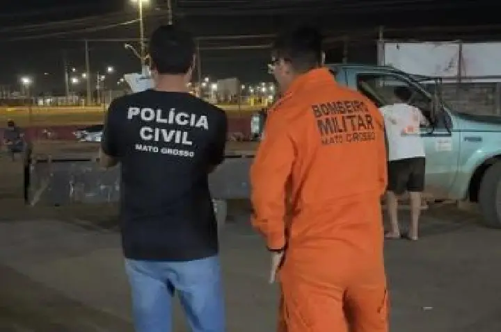 Batida entre duas motos mata condutores em estrada rural.