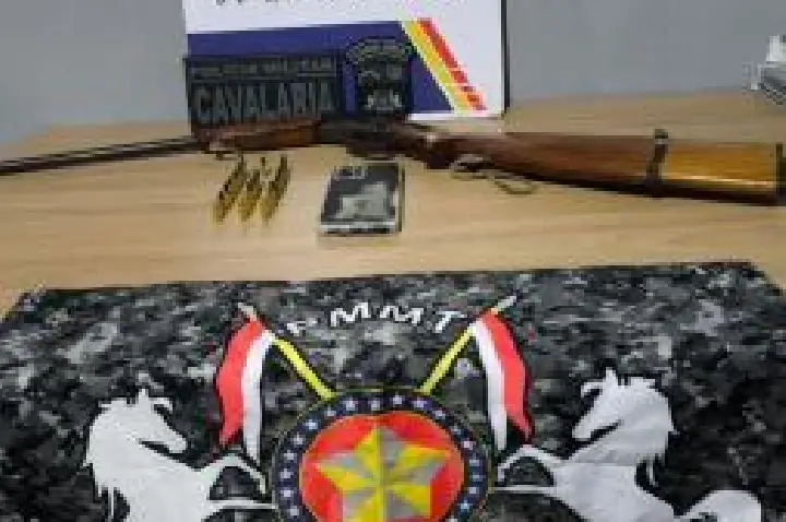 Bêbado é detido com arma irregular após tiros em sítio.