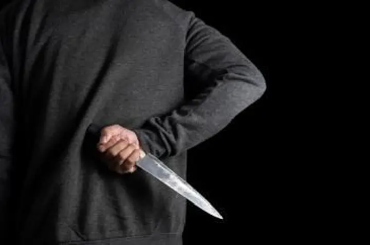 Bêbado esfaqueia colega de trabalho após discussão.