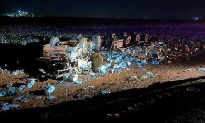 Caminhão tomba e motorista morre preso às ferragens em BR.