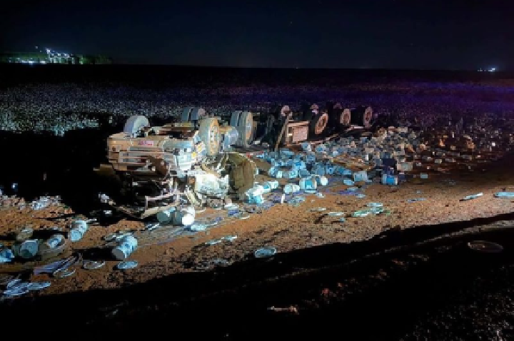 Caminhão tomba e motorista morre preso às ferragens em BR.