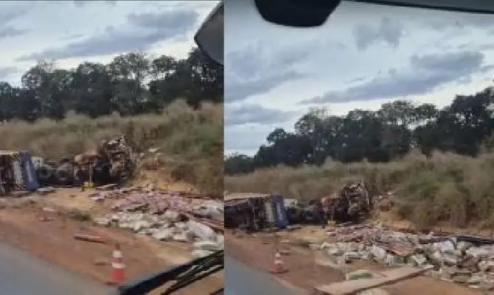 Caminhoneiro fica ferido ao tombar carreta na margem da Rodovia.