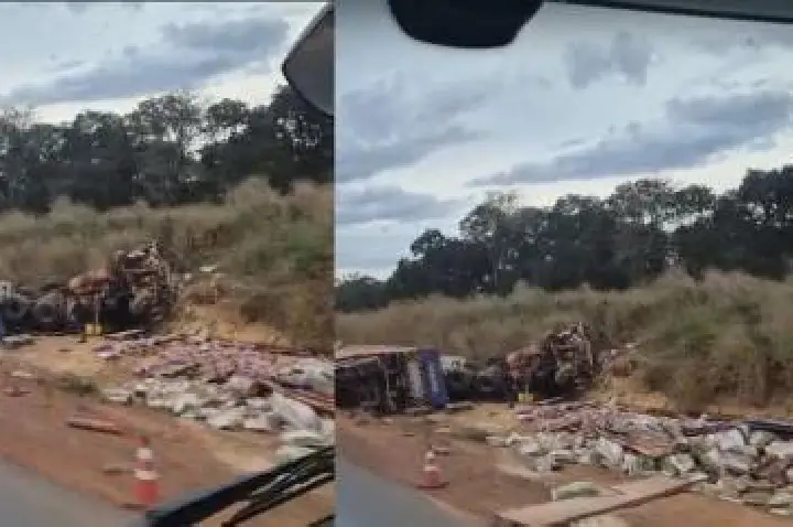 Caminhoneiro fica ferido ao tombar carreta na margem da Rodovia.
