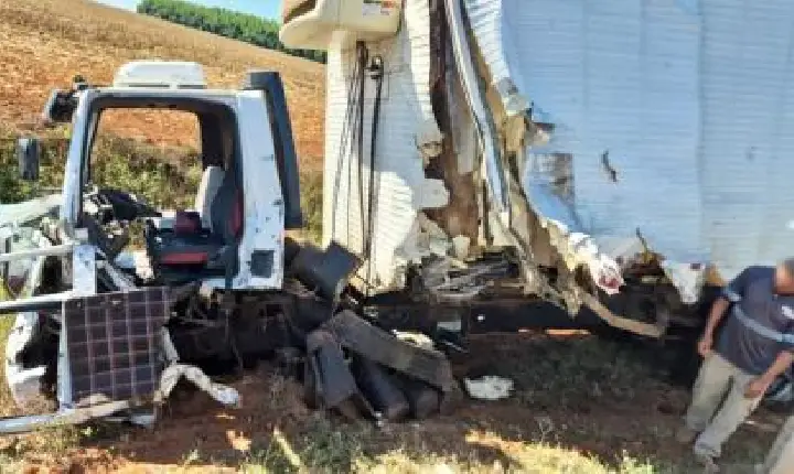 Caminhoneiro morre e duas pessoas ficam feridas em batida entre caminhões.