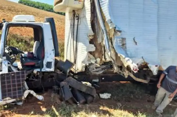 Caminhoneiro morre e duas pessoas ficam feridas em batida entre caminhões.