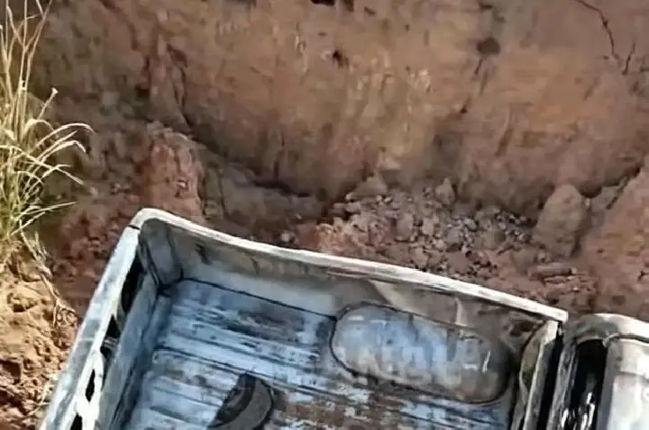 CAMINHONETE DE VEREADOR DE VALE DO SÃO DOMINGOS SEQUESTRADO É ENCONTRADA QUEIMADA EM VILA BELA.