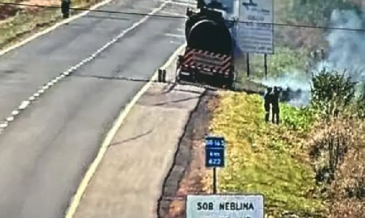 Carreta pega fogo em rodovia e trava trânsito no trecho.