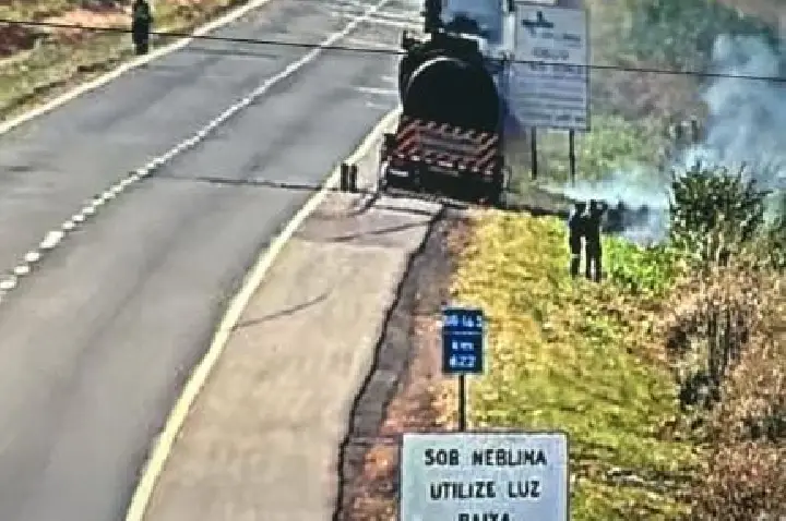 Carreta pega fogo em rodovia e trava trânsito no trecho.