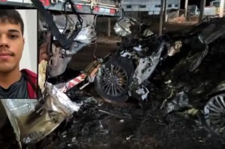 Carro bate na traseira de bitrem, motorista fica preso às ferragens e morre carbonizado.