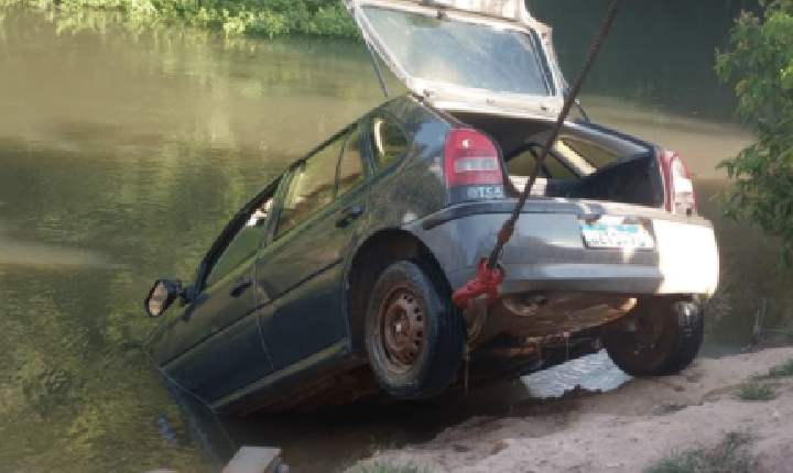 Carro cai em rio e motorista de Gol é resgatado em estado de choque.