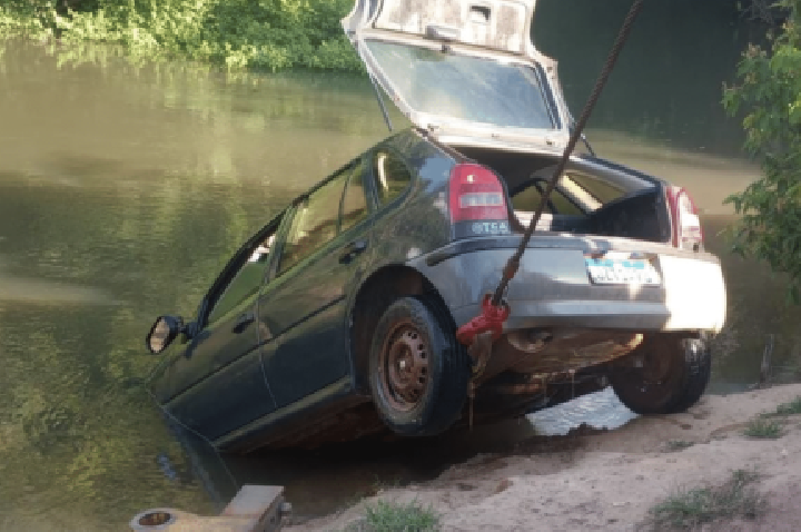 Carro cai em rio e motorista de Gol é resgatado em estado de choque.