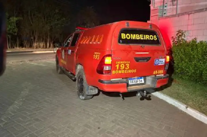 Casa é destruída pelo fogo em Cáceres, moradora não foi encontrada.
