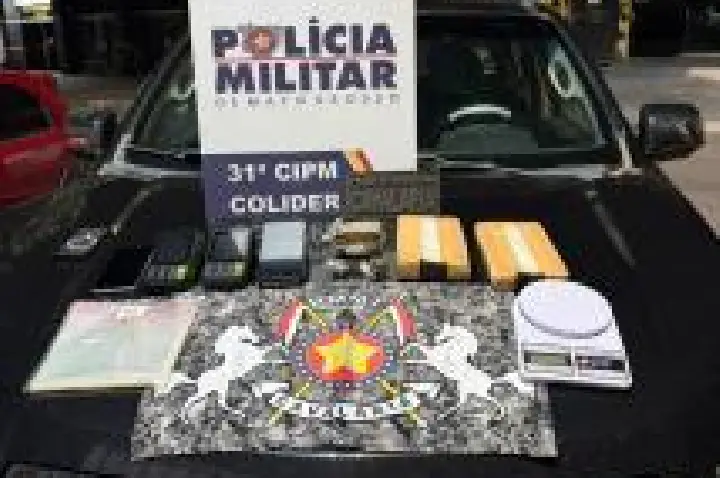 Cavalaria da PM apreende 2 kg de cocaína e prende homem após fuga.