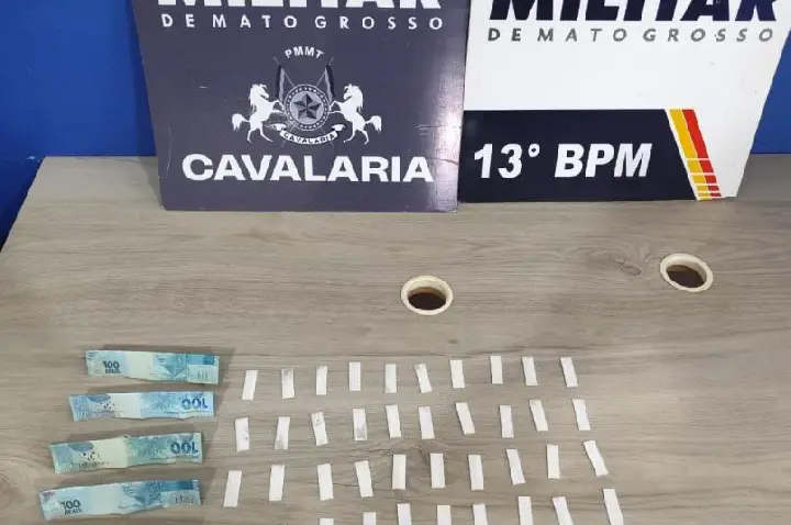 Cavalaria da PM detém duas pessoas e apreende 40 porções de cocaína.