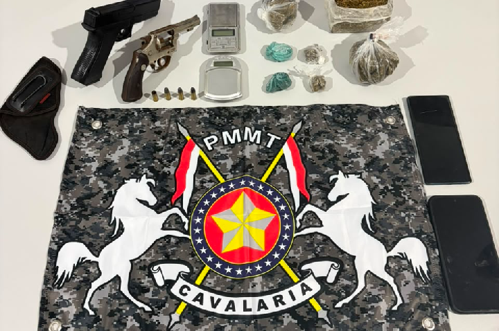 Cavalaria da PM prende suspeitos por porte de arma e tráfico de drogas.