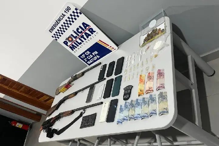 Cavalaria da PM prende três homens e apreende espingardas e drogas.