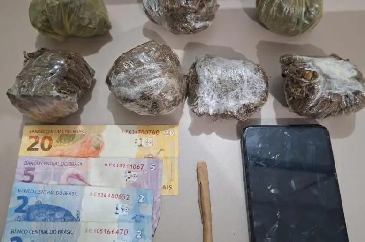 Cavalaria da Polícia Militar detém integrantes de facção com drogas em Barra do Bugres.