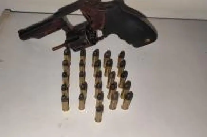Condutor de Hilux é preso com arma e sacola de munições ilegais.