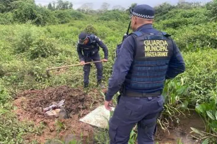 Corpo masculino é encontrado em terreno baldio.