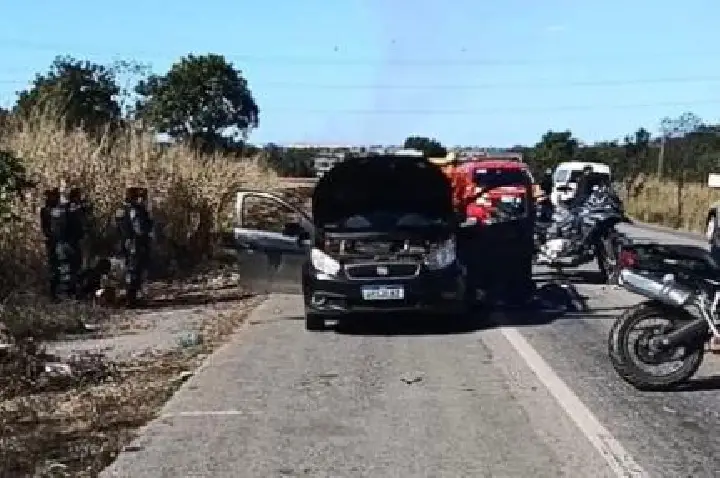 Criminoso armado morre e outro é preso após perseguição em rodovia.