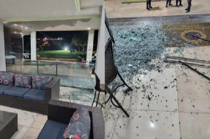 Criminosos tentam matar homem com vários tiros em hotel.
