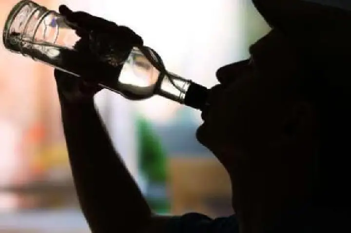 Crise de ciúmes após bebedeira em família termina com pai esfaqueando o filho e fugindo da polícia.