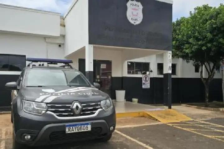 Delegacia abriga homens e mulheres em celas superlotadas.