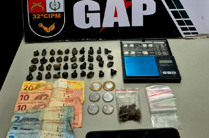 Dois faccionados são presos pela Polícia Militar com 40 porções de entorpecentes.