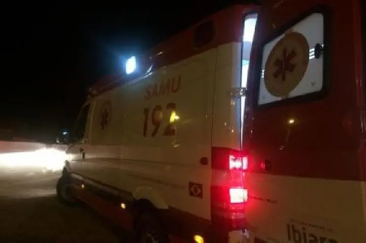 Dois ficam em estado grave após colisão frontal entre motos.