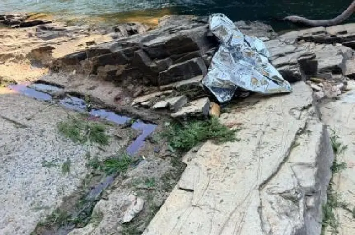 Dois homens são arremessados de ponte em acidente com moto e acabam mortos.