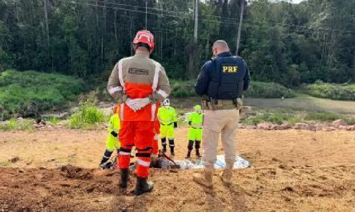 Duas pessoas morrem em batida entre carreta e moto na BR-163.
