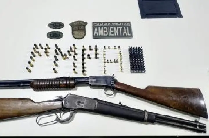 Dupla é presa com armas e munições na zona rural.