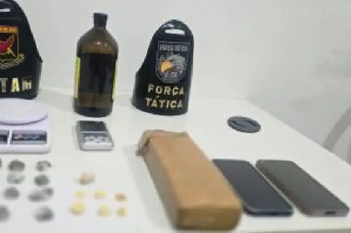 Dupla é presa com maconha e pasta base durante ação da Rotam.