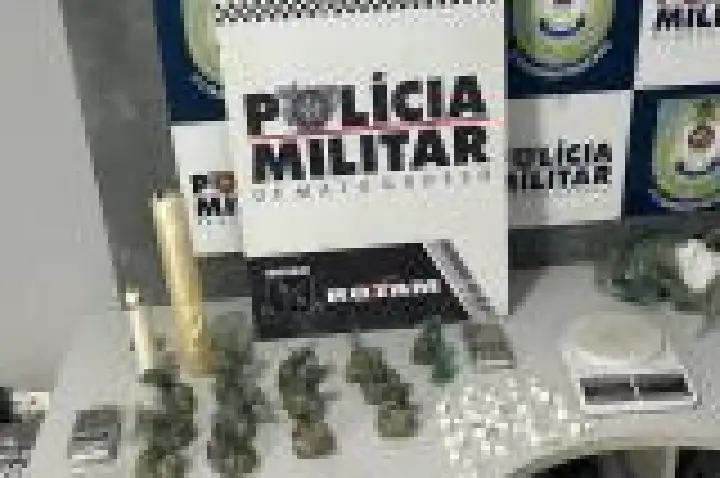 Dupla é presa com mais de 50 porções de drogas.