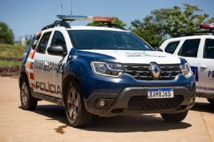 Dupla invade casa de MT e espanca morador; vítima está na UTI e um suspeito foi preso.