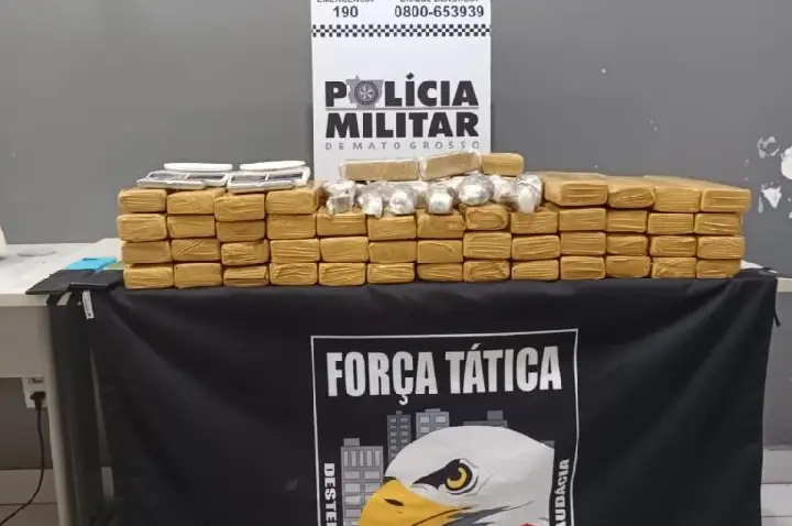 Força Tática apreende 47 tabletes de entorpecentes e prende quatro homens por tráfico.