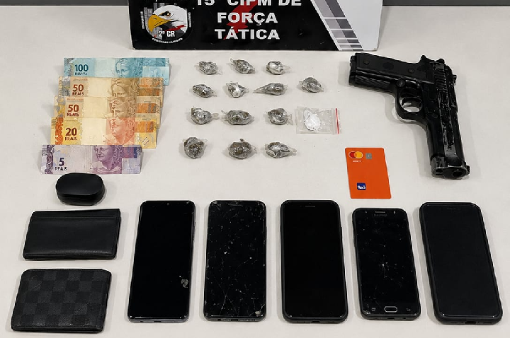 Força Tática apreende dois adolescentes com drogas e arma de brinquedo.