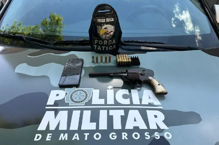 Força Tática apreende duas armas de fogo e prende suspeitos por porte ilegal.