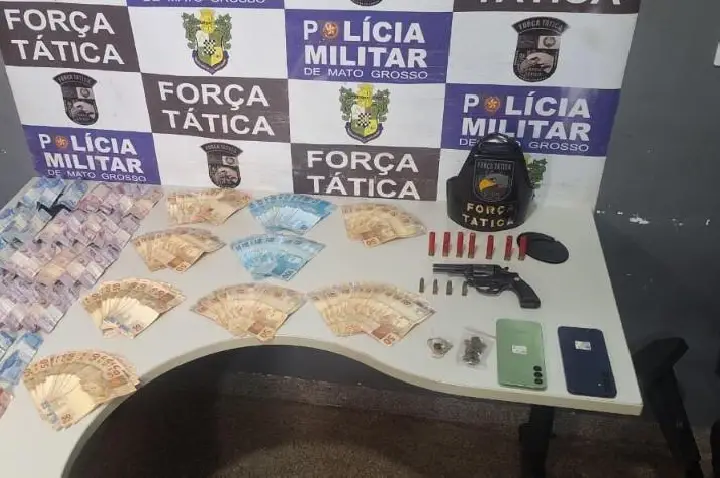 Força Tática apreende R$ 9,1 mil em dinheiro e arma de fogo com suspeito de tráfico de drogas.