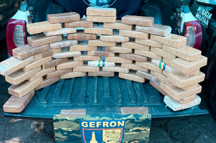 Força Tática e Gefron apreendem 63 quilos de pasta base e causam prejuízo de R$ 1,2 milhão às facções criminosas.