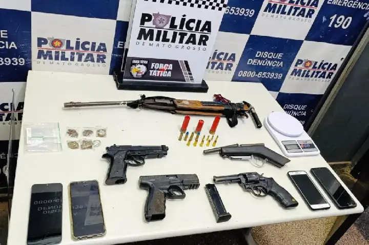 Força Tática localiza quatro suspeitos de roubo e apreende cinco armas em Cáceres.