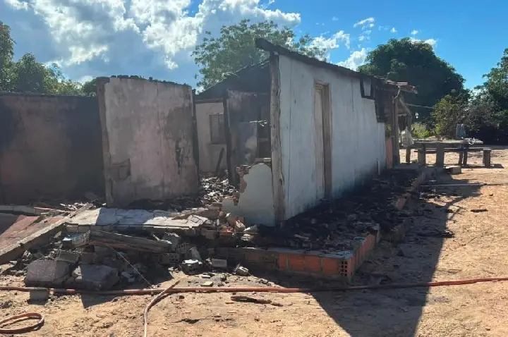 Força Tática prende homem após tentar matar companheira com facão e incendiar casa.